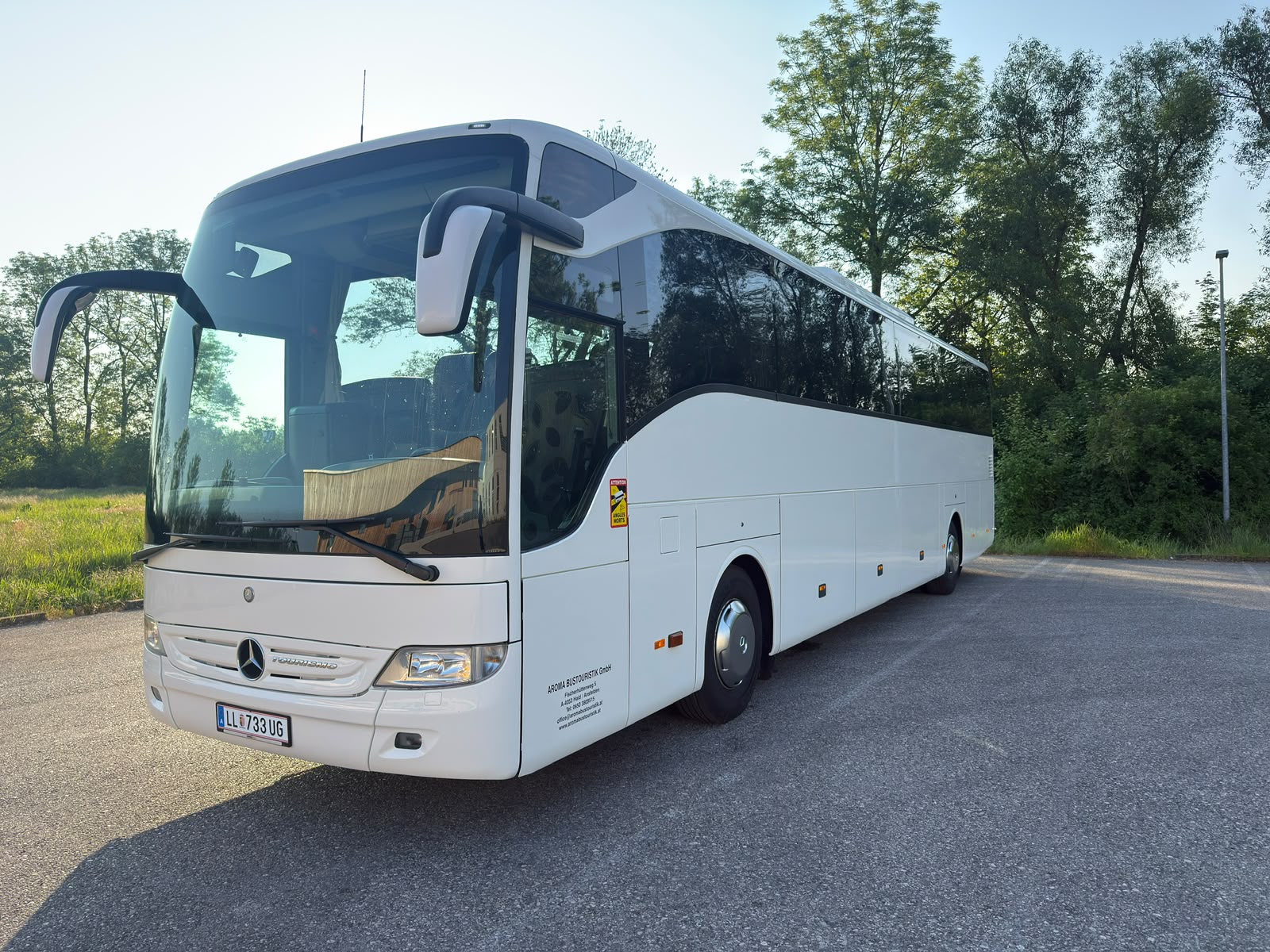 Aroma Bustouristik Reisebus im Freien